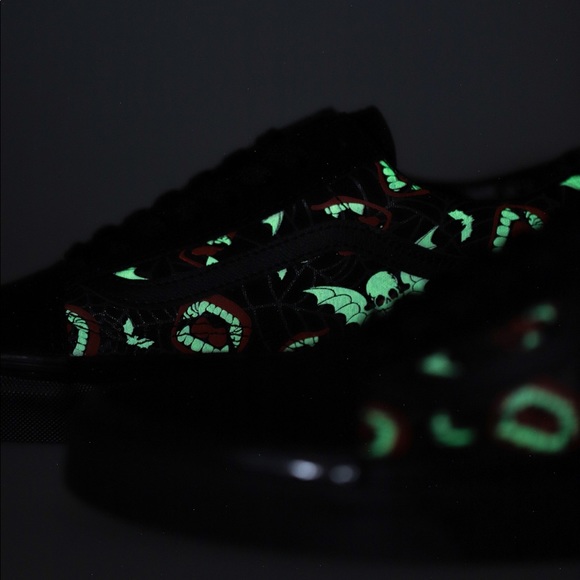 Vans Glow Fright Old Skool Vampire Halloween Shoes NWT - Picture 2 of 8